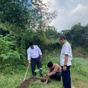 Green Initiative: Pimpinan dan Ormawa FTIK Kolaborasi dengan LSM Winengku Bumi Nuswantoro Gelar Aksi Tanam Pohon dalam Peringatan Hari Lingkungan Hidup Sedunia